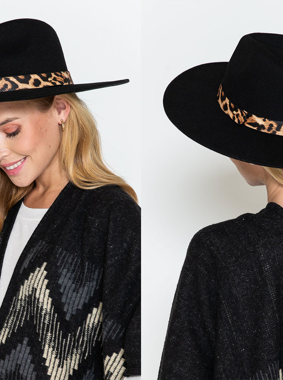 https://cdn.shoplightspeed.com/shops/617931/files/36680407/560x752x1/justin-taylor-justin-taylor-black-hat-w-leopard-ba.jpg