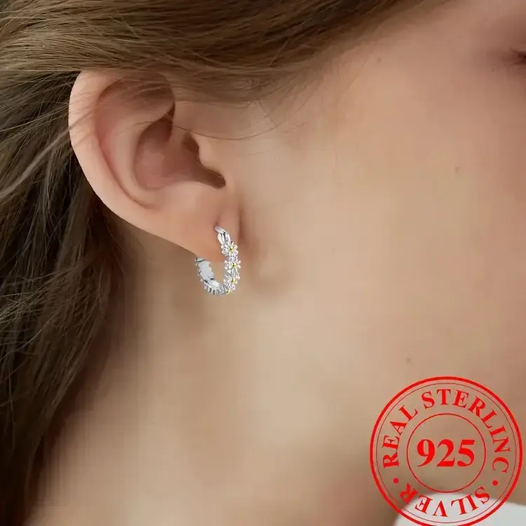 Exquisite Daisy Pattern Hoop Earrings