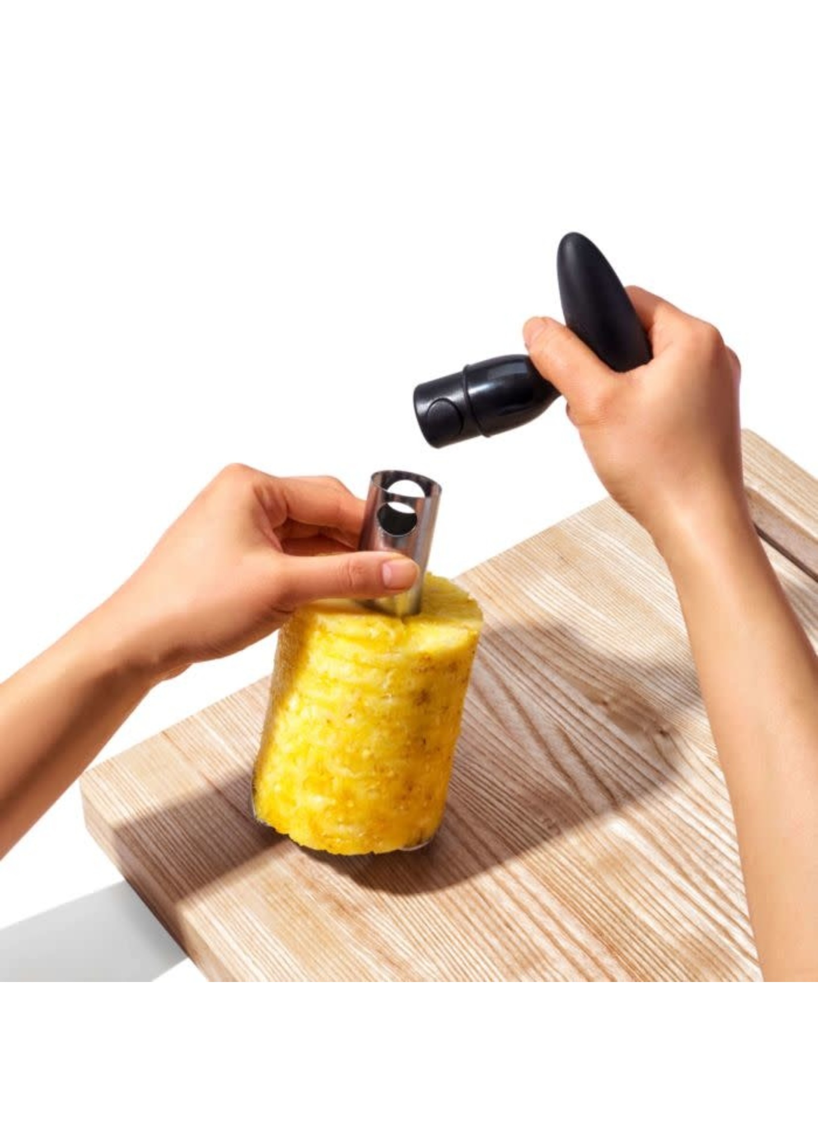 https://cdn.shoplightspeed.com/shops/617932/files/46087304/1652x2313x2/oxo-oxo-ratcheting-pineapple-slicer.jpg