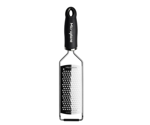 https://cdn.shoplightspeed.com/shops/617932/files/46089309/300x250x2/microplane-gourmet-series-coarse-grater-black.jpg