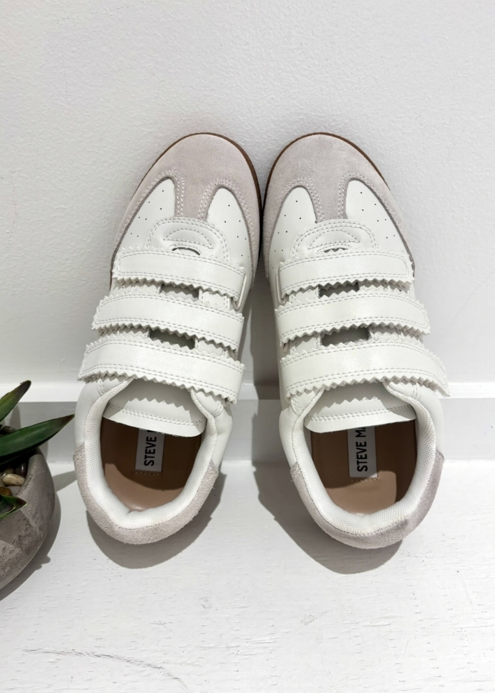 Momentum Sneaker