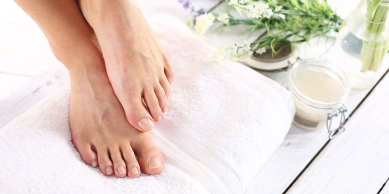 Prendre soin de ses pieds avec les huiles essentielles !