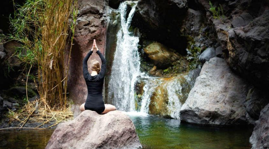 Harmonisez vos pratiques de yoga, méditation et relaxation avec nos huiles essentielles.