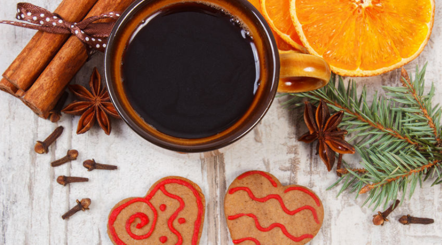 Voici des idées de synergies d'huiles essentielles pour créer une ambiance chaleureuse des fêtes !
