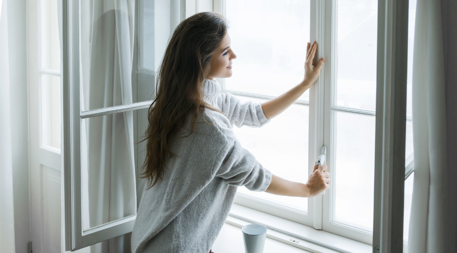 En hiver, on aère ! 4 solutions simples pour un air plus sain dans la maison.