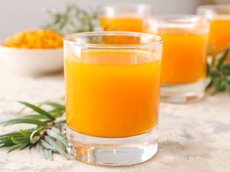 verre de jus d’argousier riche en vitamine C et antioxydants