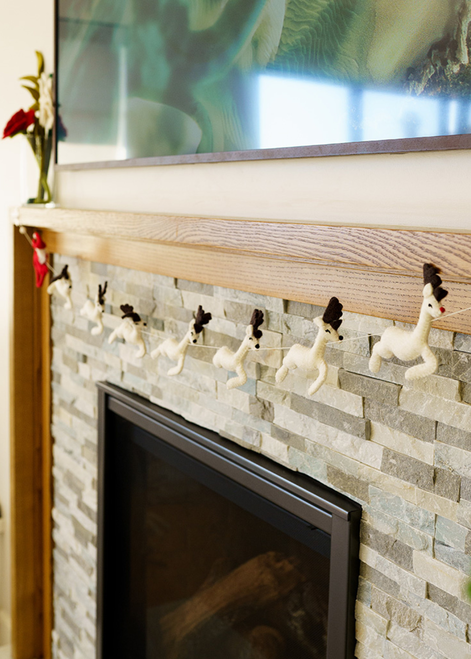 Global Goods Partners Santa and Reindeer Garland