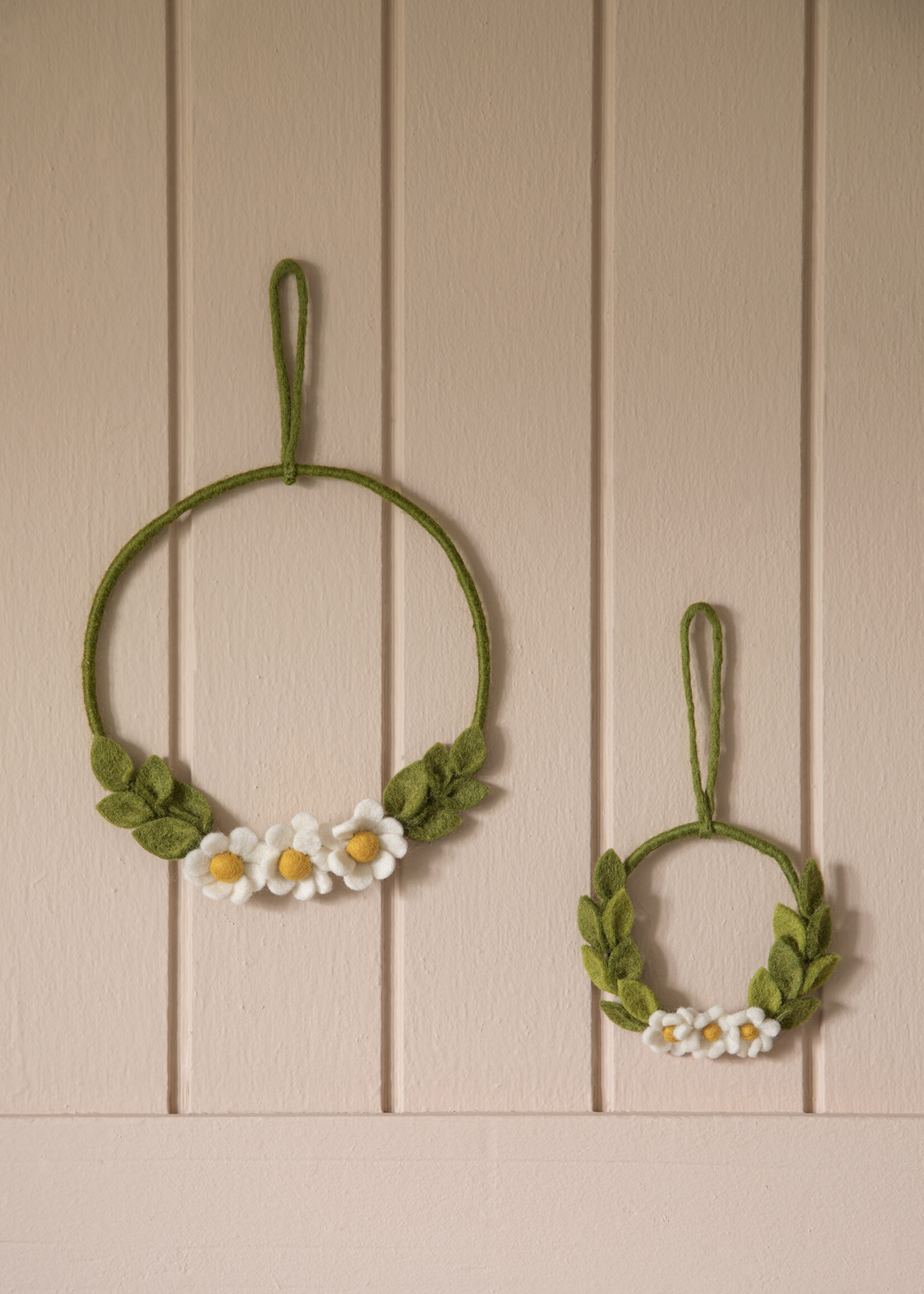 Gry and Sif 8" Simple Flower Felt Wreath