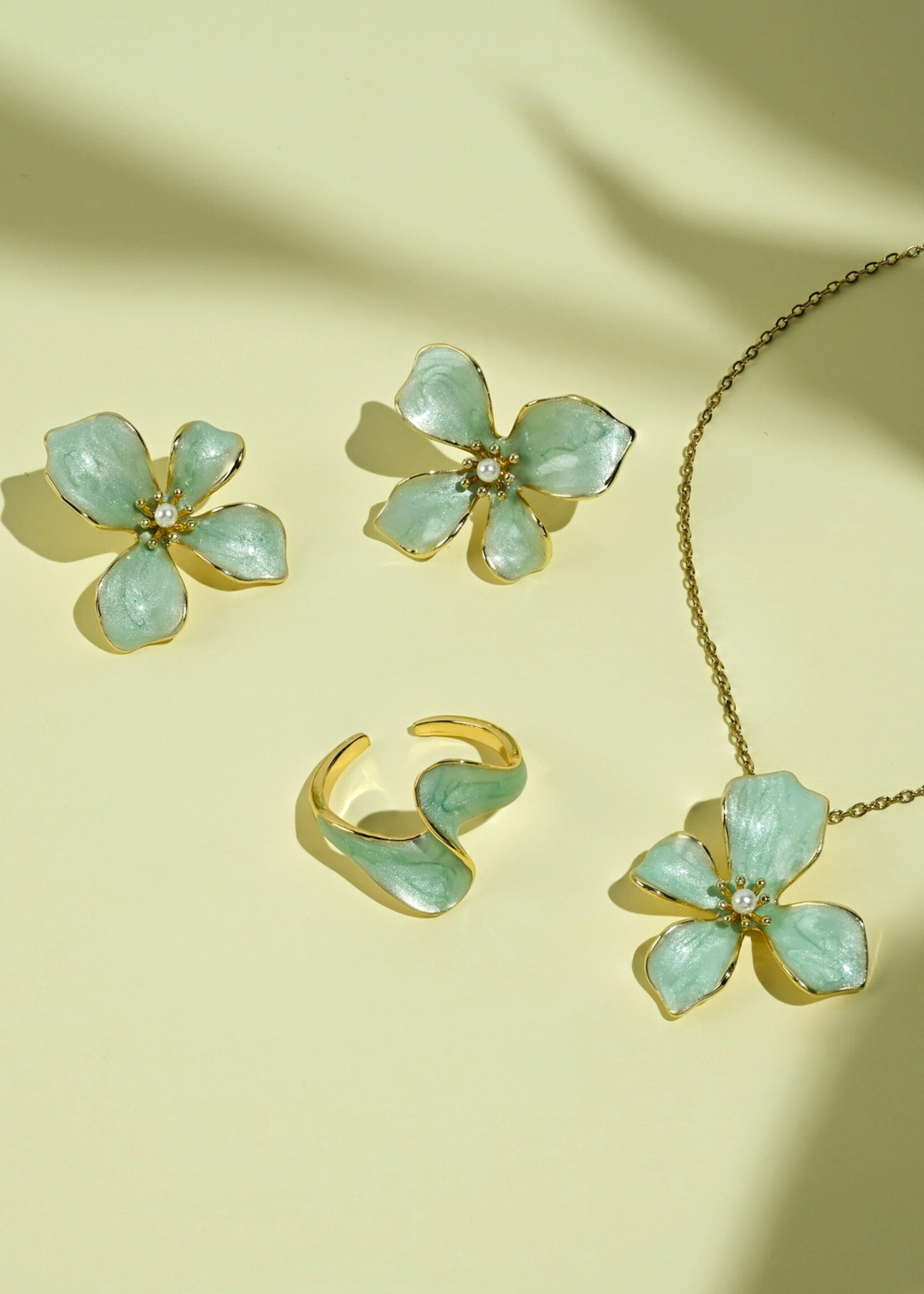 Starfish Project Ribbon of Light in Mint Ring - 18K gold plated