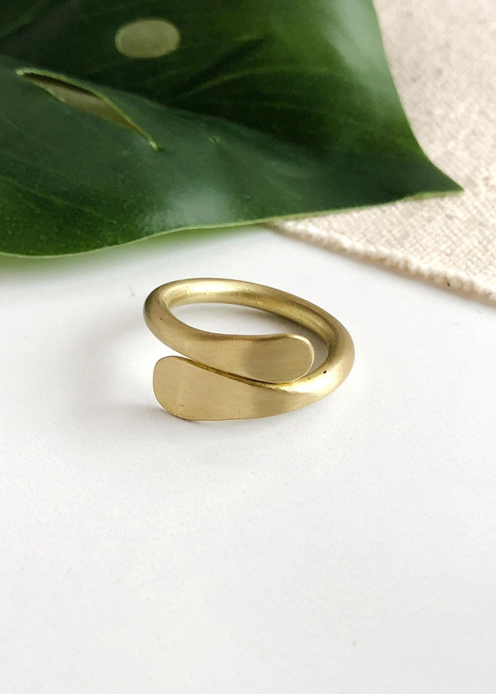 WorldFinds Overlap Ring - Gold Tone