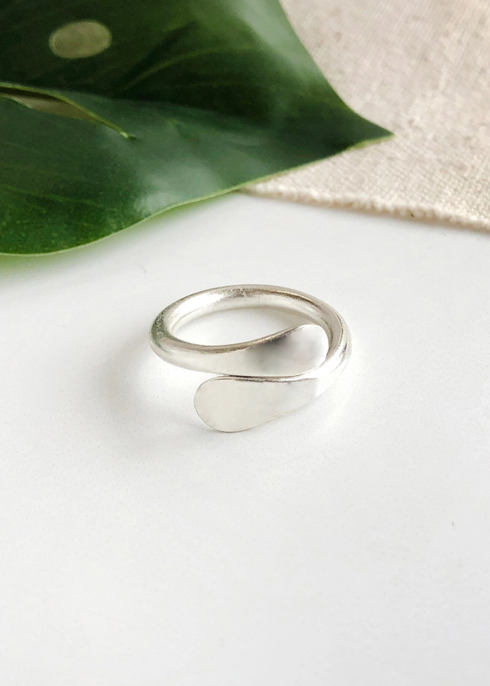 WorldFinds Overlap Ring - Silver Tone