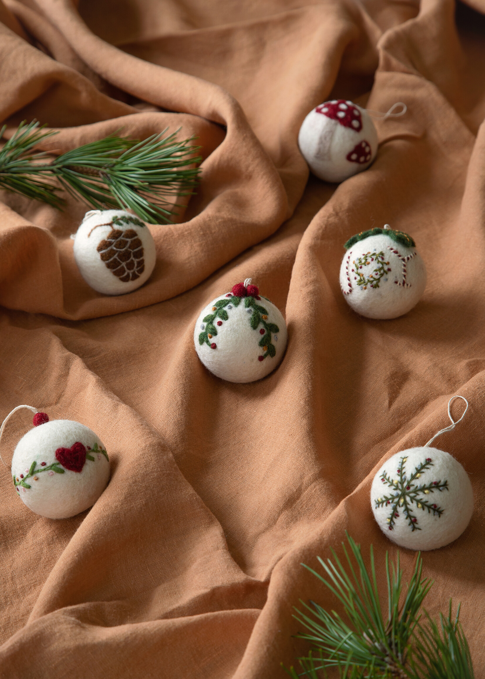 Gry and Sif Felt Bauble Ornament - Heart & Garland