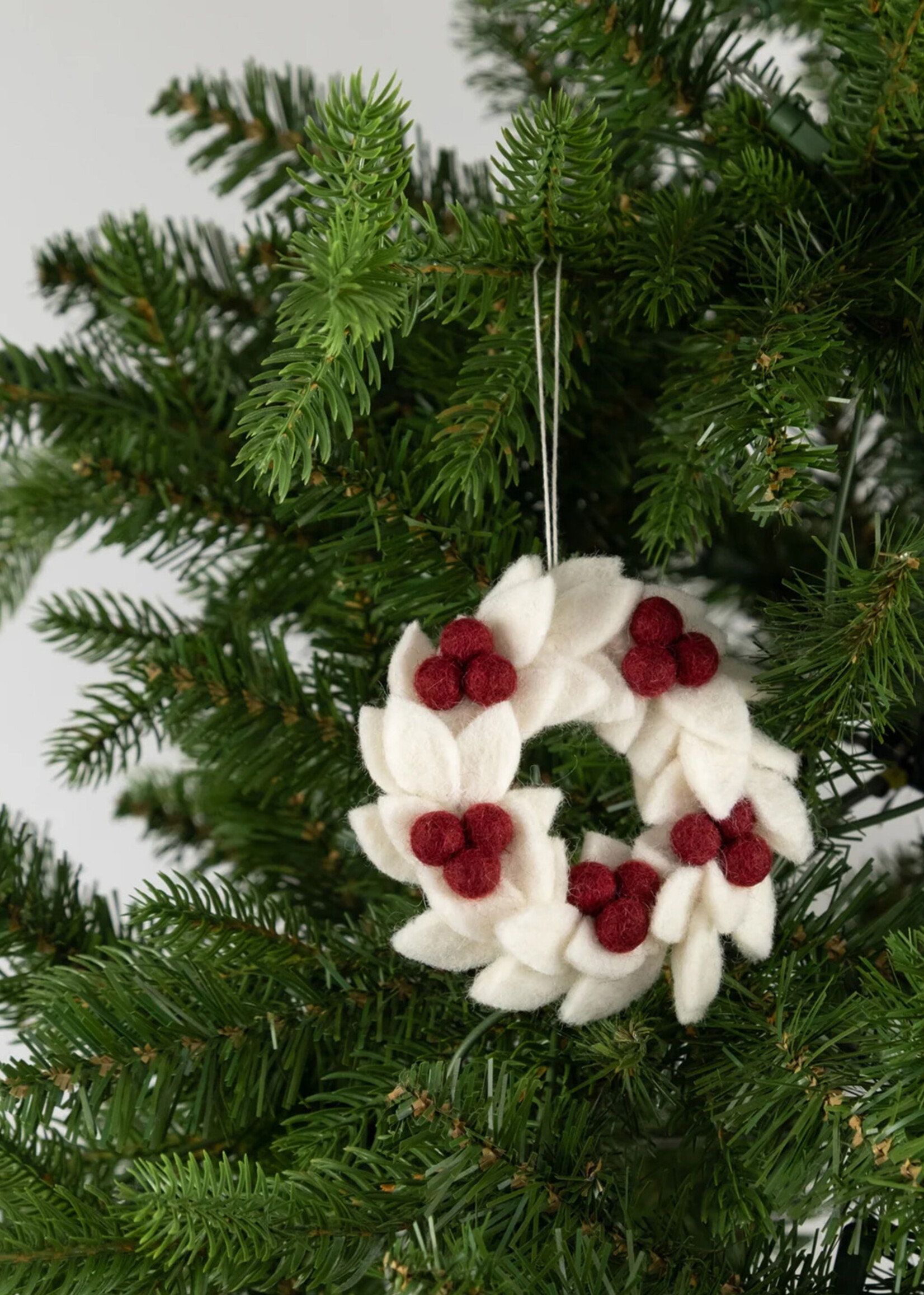 Global Goods Partners Mini Felt White Wreath with Red Berries Ornament