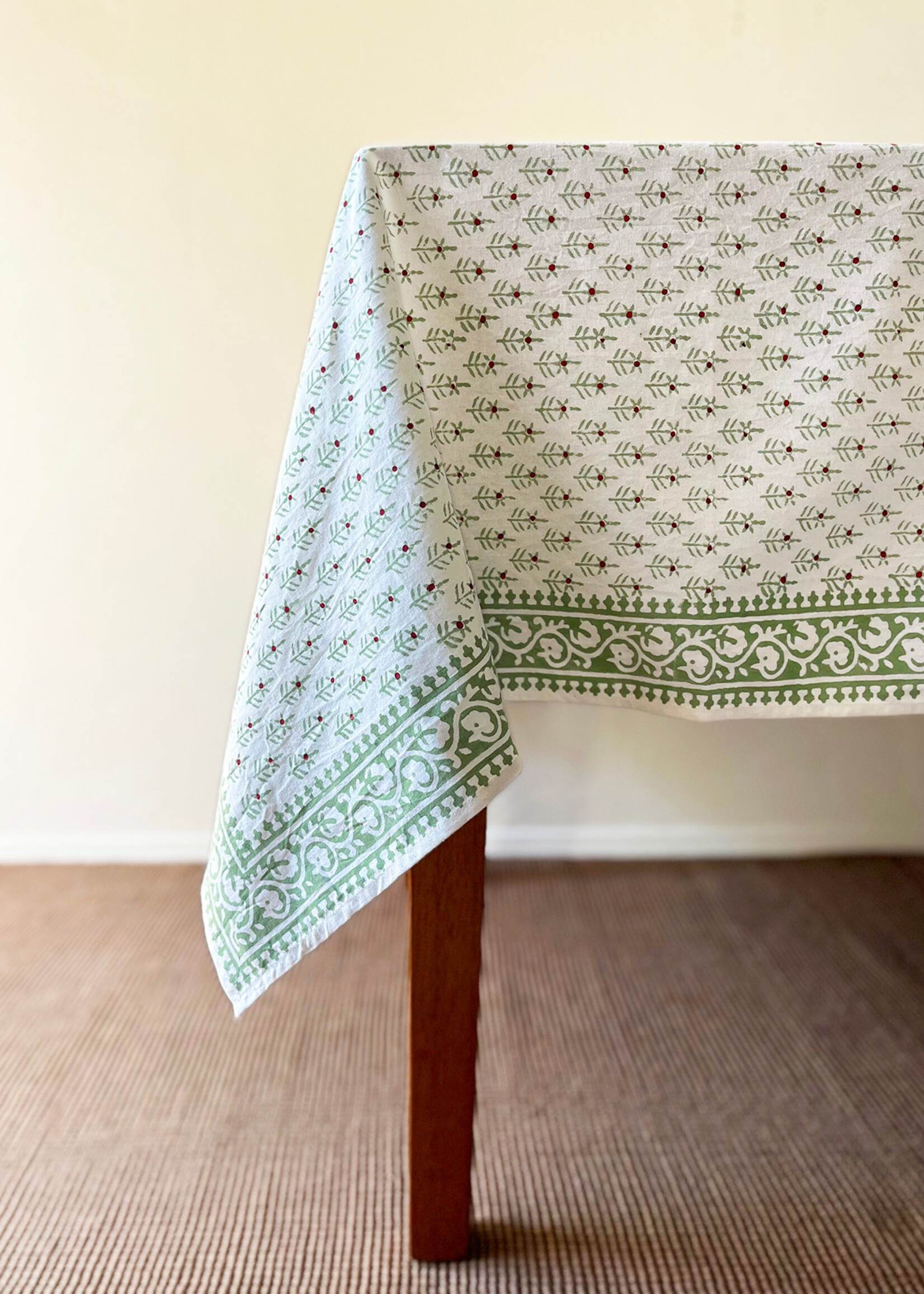 Natural Habitat Holiday Winterberry Green Tablecloth