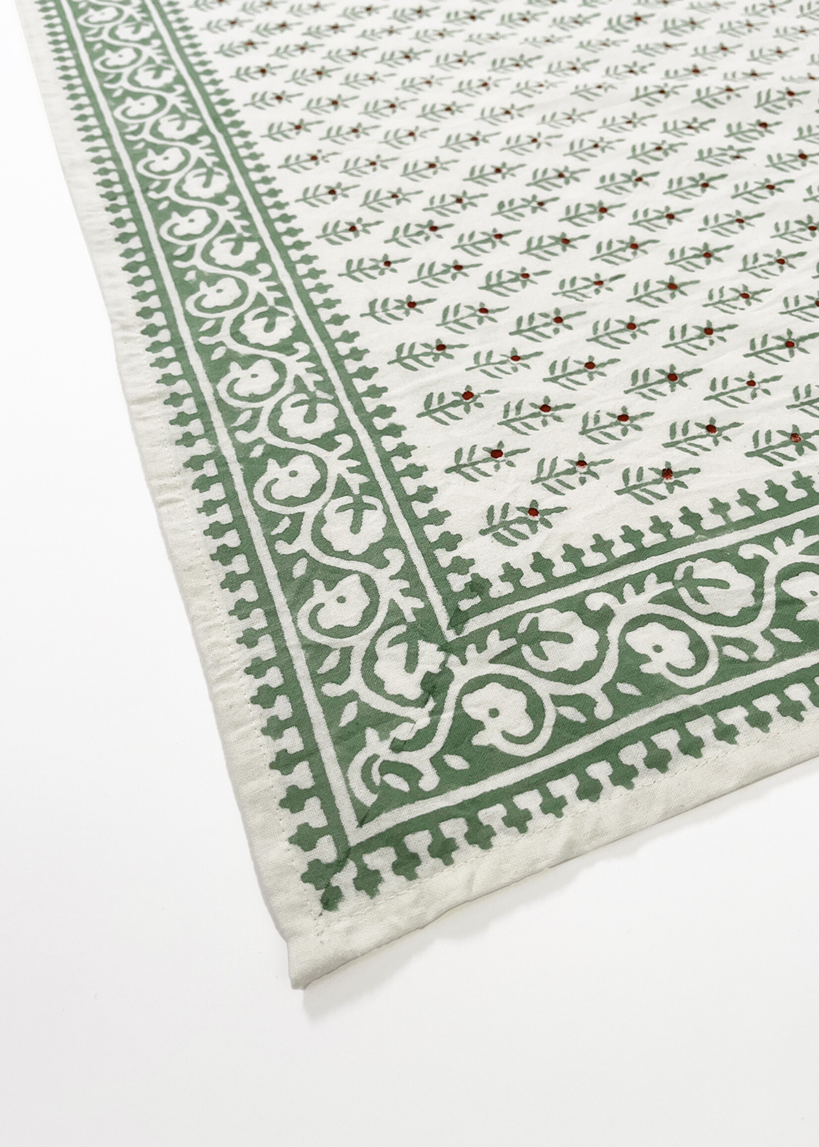 Natural Habitat Holiday Winterberry Green Tablecloth