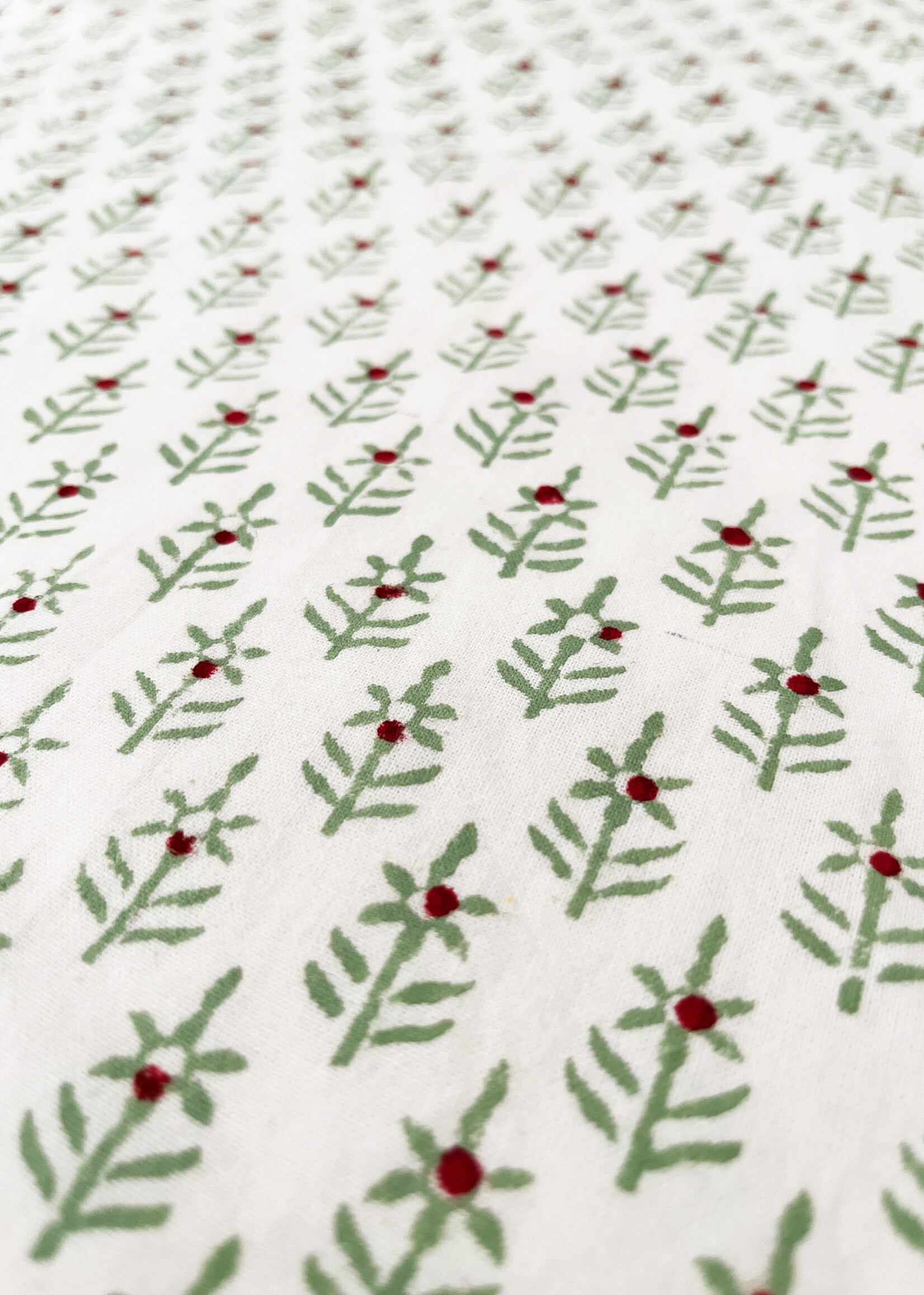 Natural Habitat Holiday Winterberry Green Tablecloth