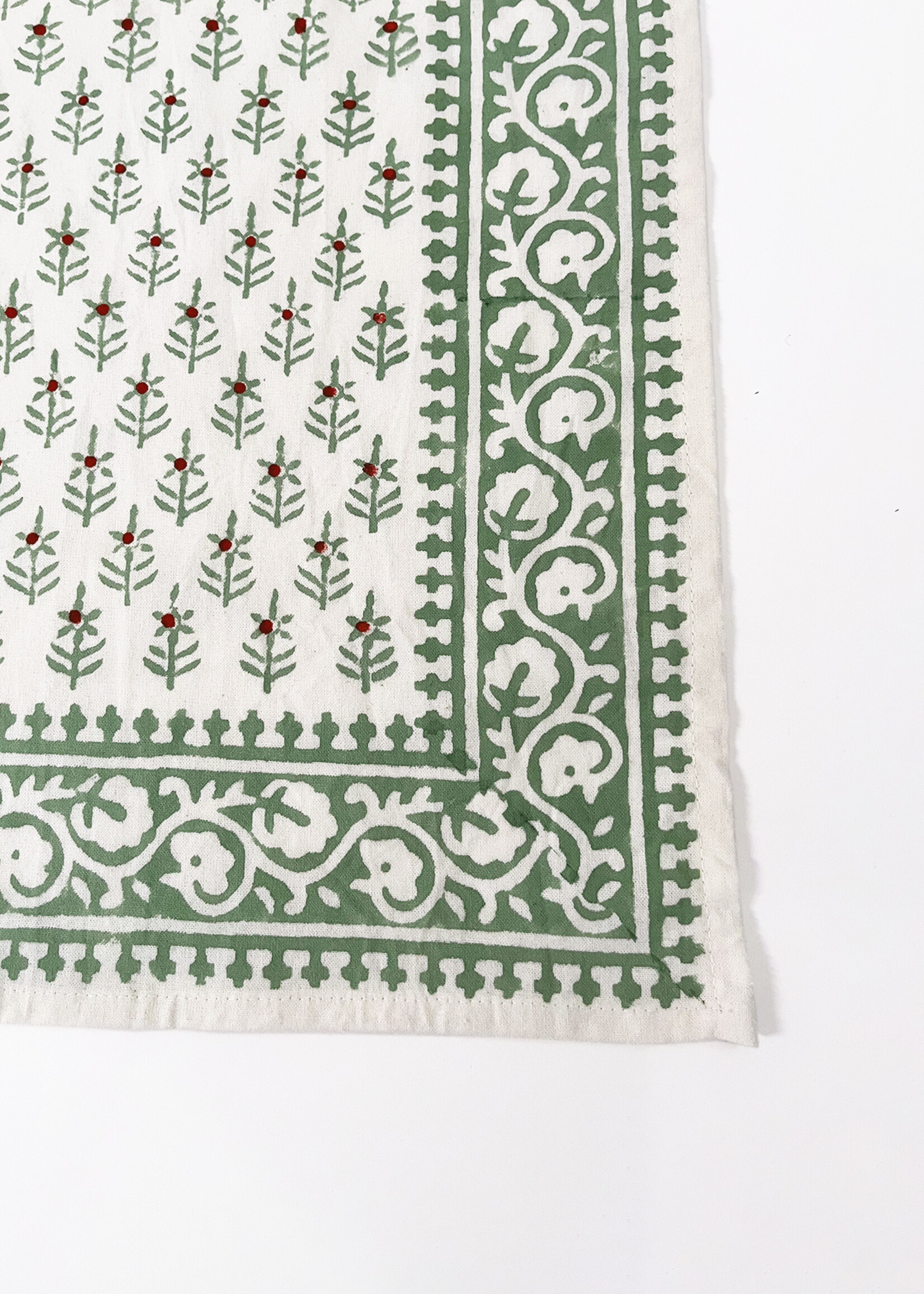 Natural Habitat Holiday Winterberry Green Tablecloth