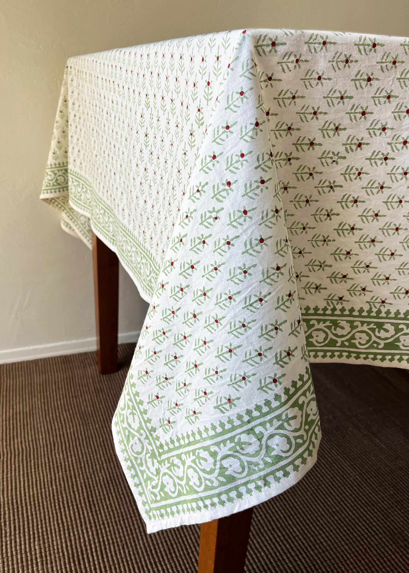 Natural Habitat Holiday Winterberry Green Tablecloth