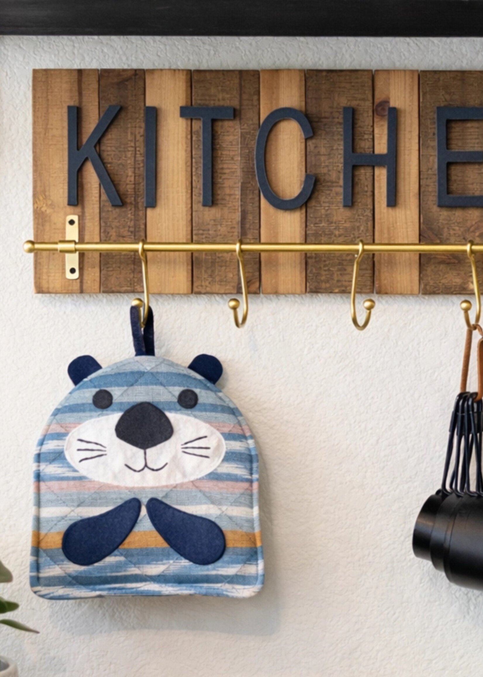 Upavim Sea Otter Pot Holder