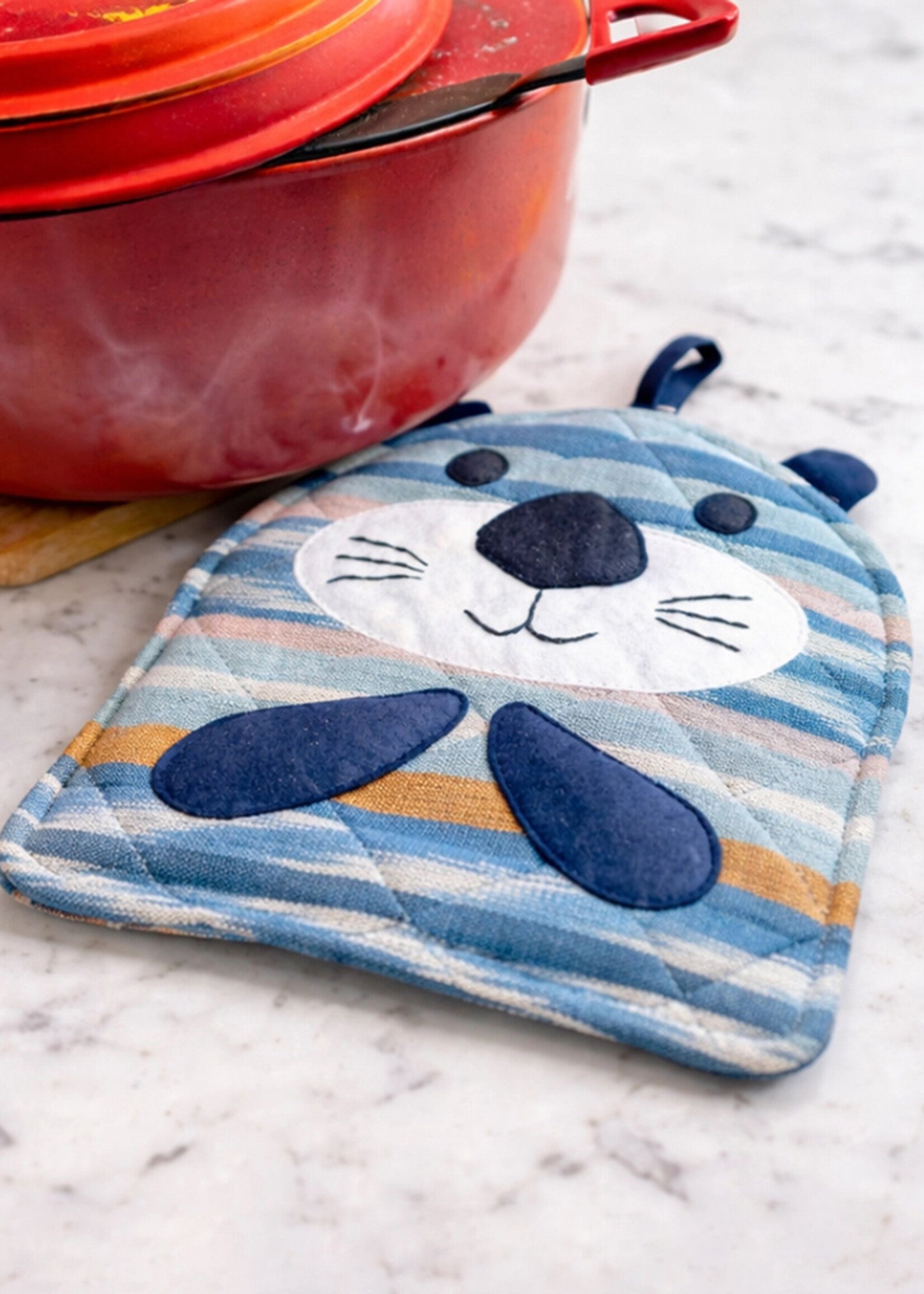 Upavim Sea Otter Pot Holder