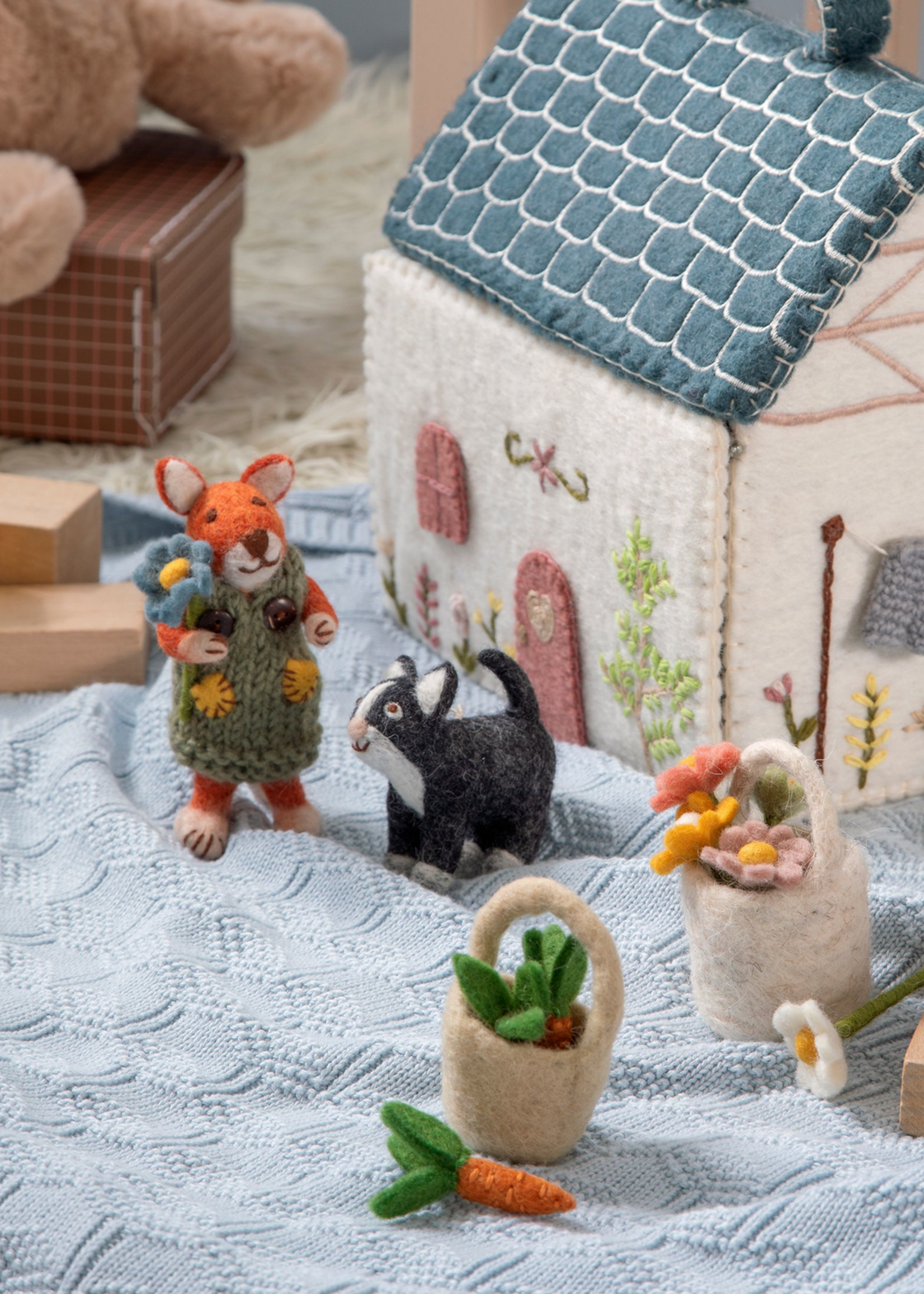 Gry and Sif Cat Felt Ornament - Dark Grey