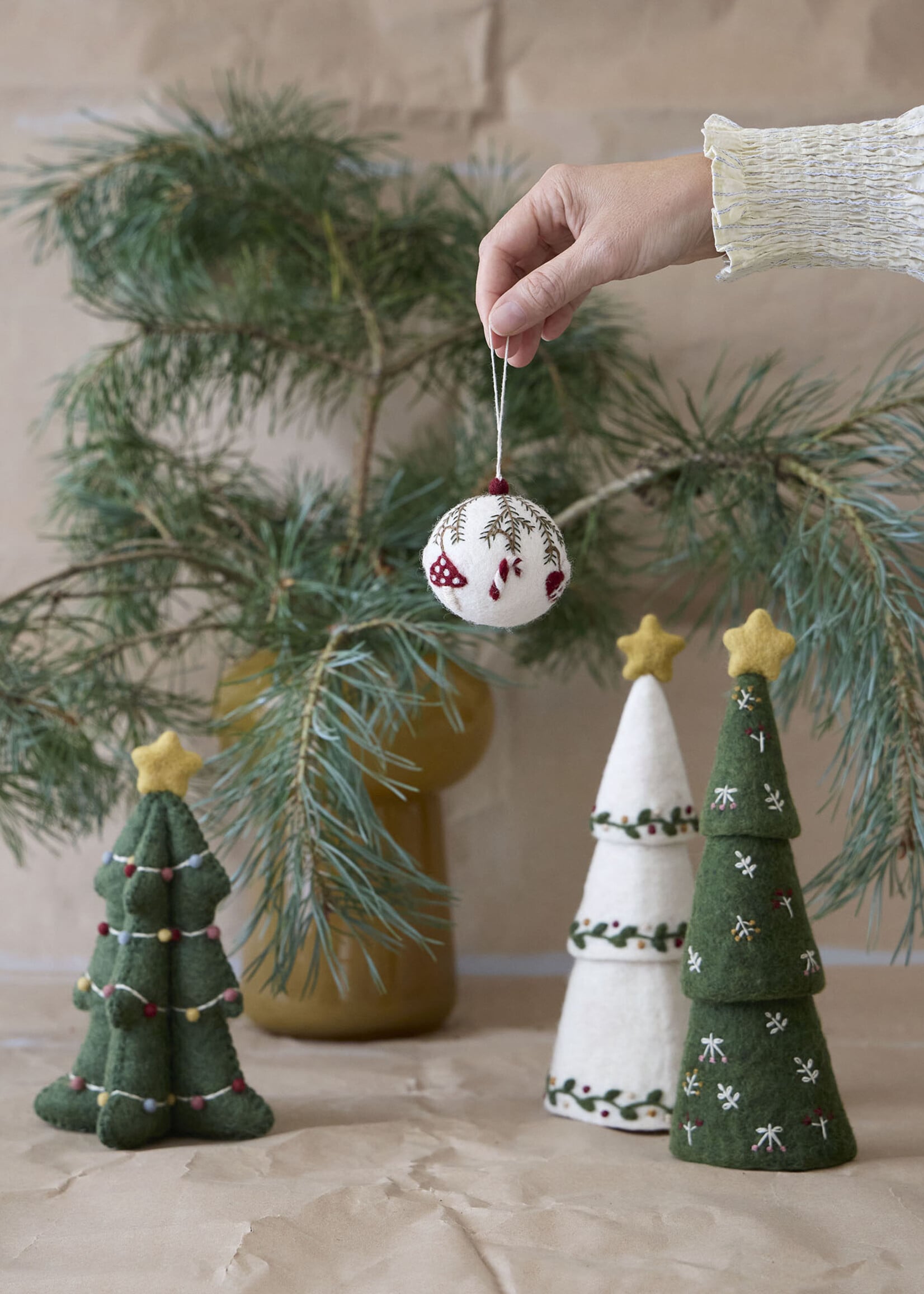 Gry and Sif 8" Felt Christmas Tree with Garland