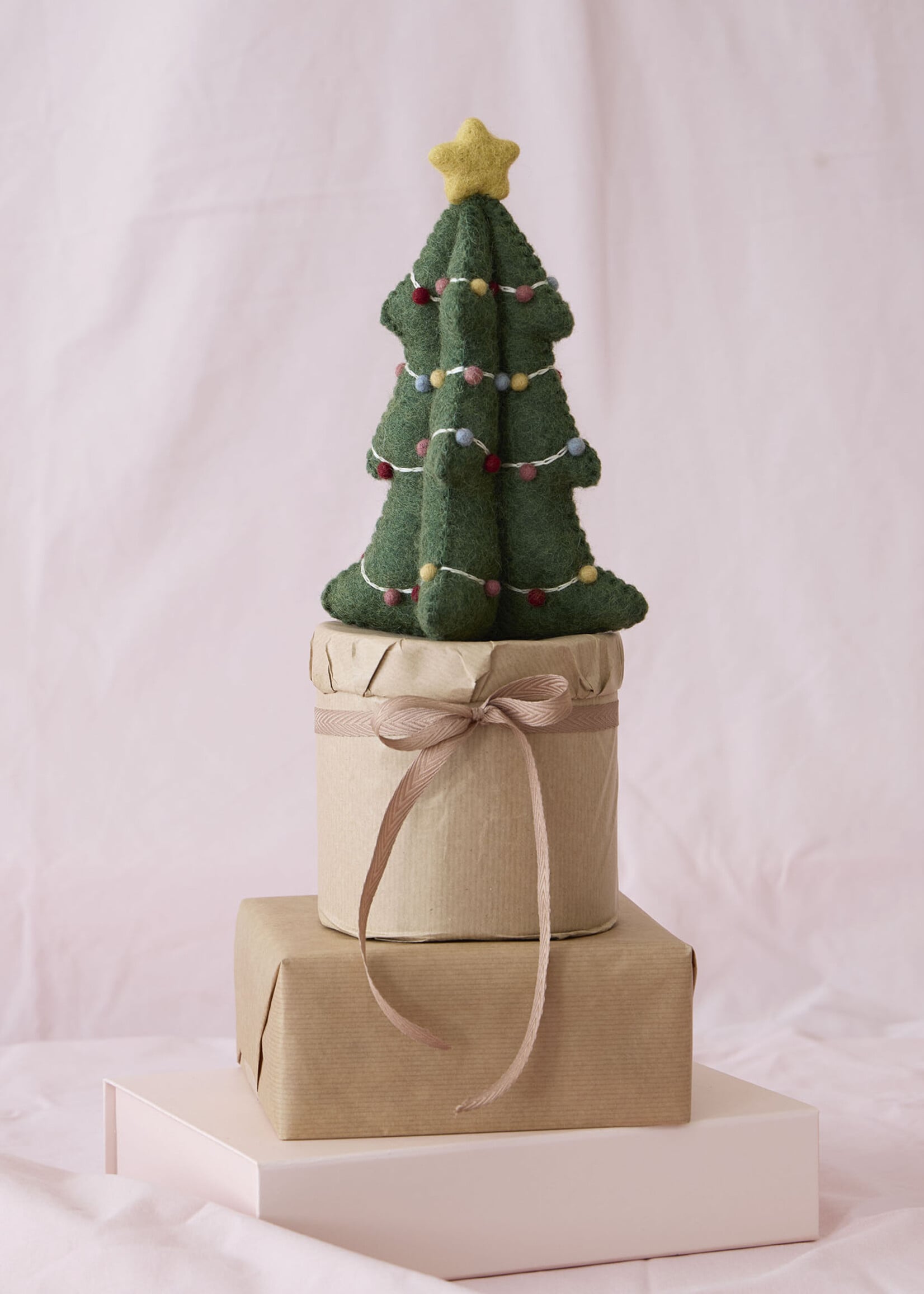 Gry and Sif 8" Felt Christmas Tree with Garland