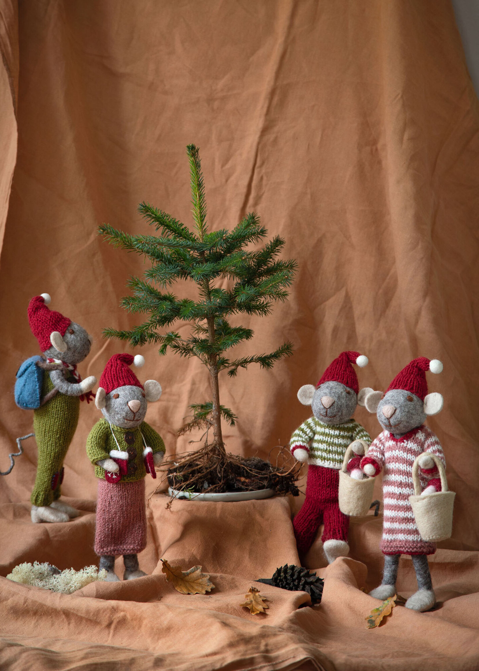 Gry and Sif Felt Grey Boy Mouse with Mushroom Bucket
