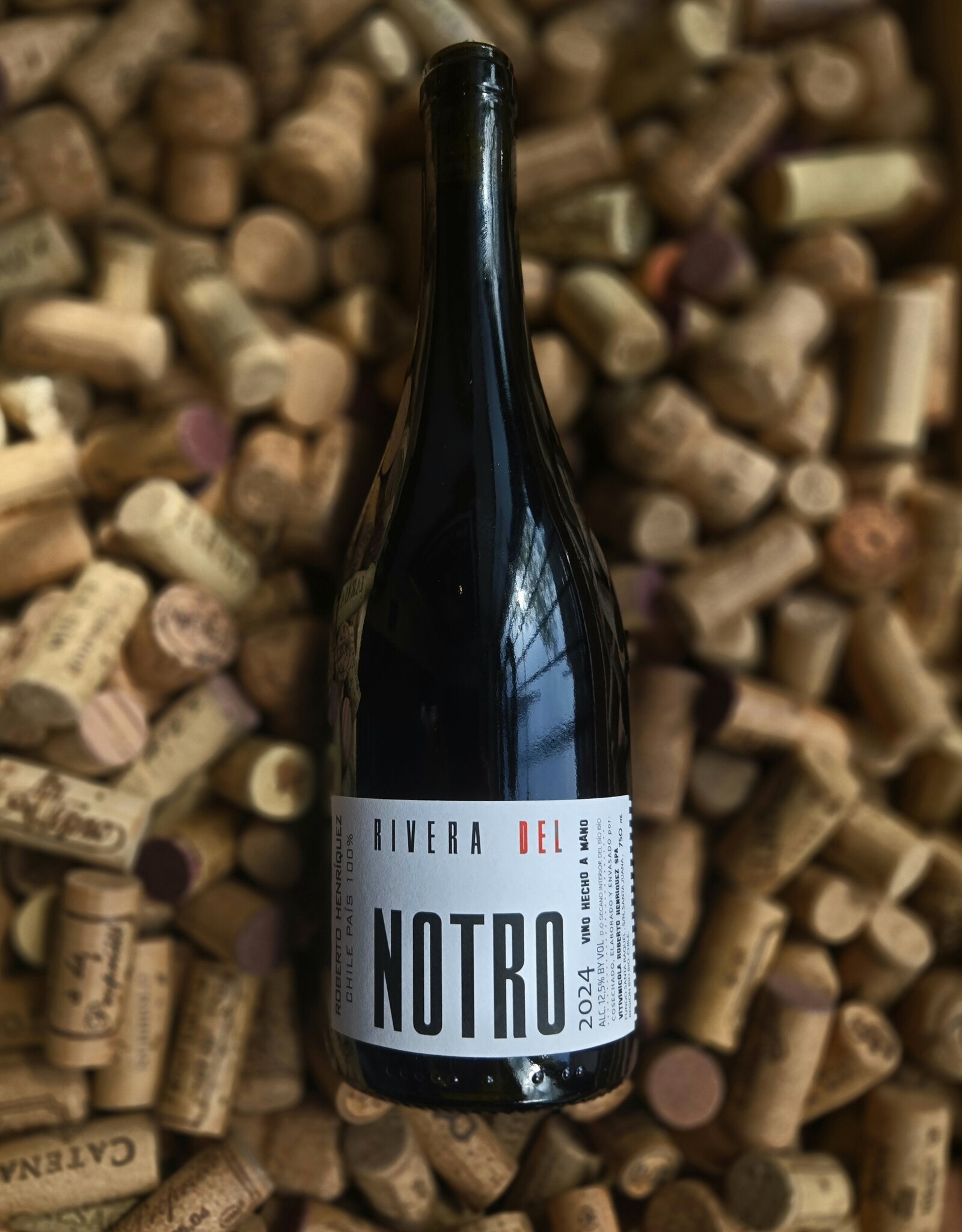 Roberto Henriquez Pais 200 y/o Vines Rivera del Notro Tinto Valle Del Bio-Bio 2024 750ml