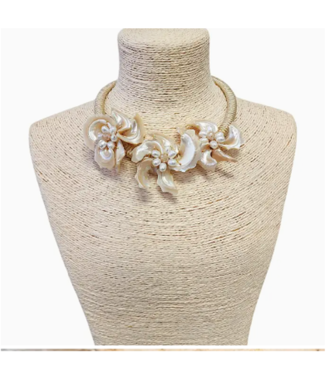 Faire Flower Seashell  Beach Necklace Beige Sku N4285