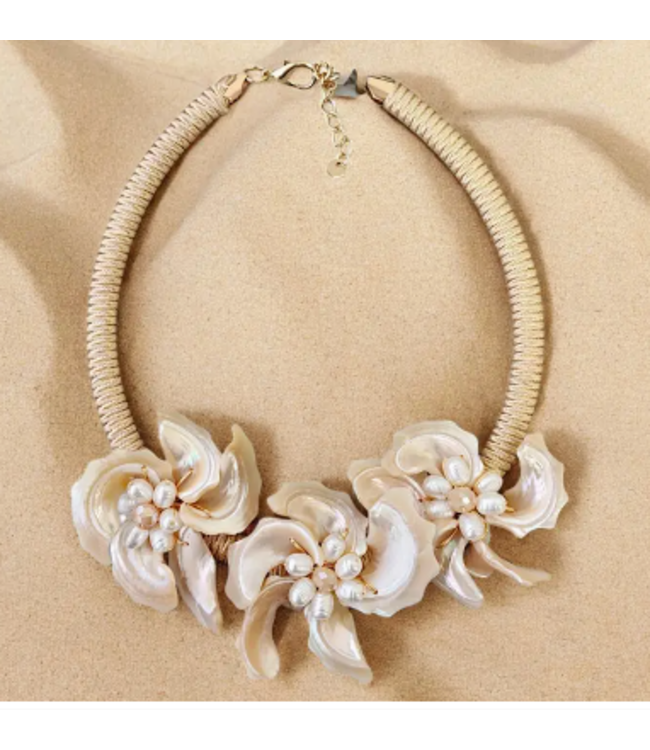 Faire Flower Seashell  Beach Necklace Beige Sku N4285