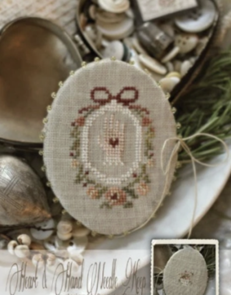 Country Stitches - CS157  Heart & Hand Needle Keep