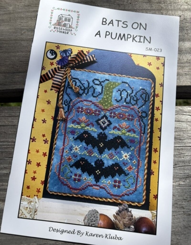 SM-023 Bats on a Pumpkin  with buttons (Rosewood)