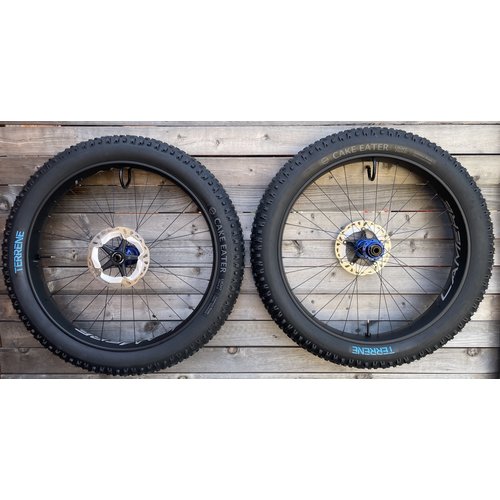 LaMere Cycles Fat Carbon Wheelset, Onyx Hubs LaMere Cycles Fat Carbon Wheelset, Onyx Hubs