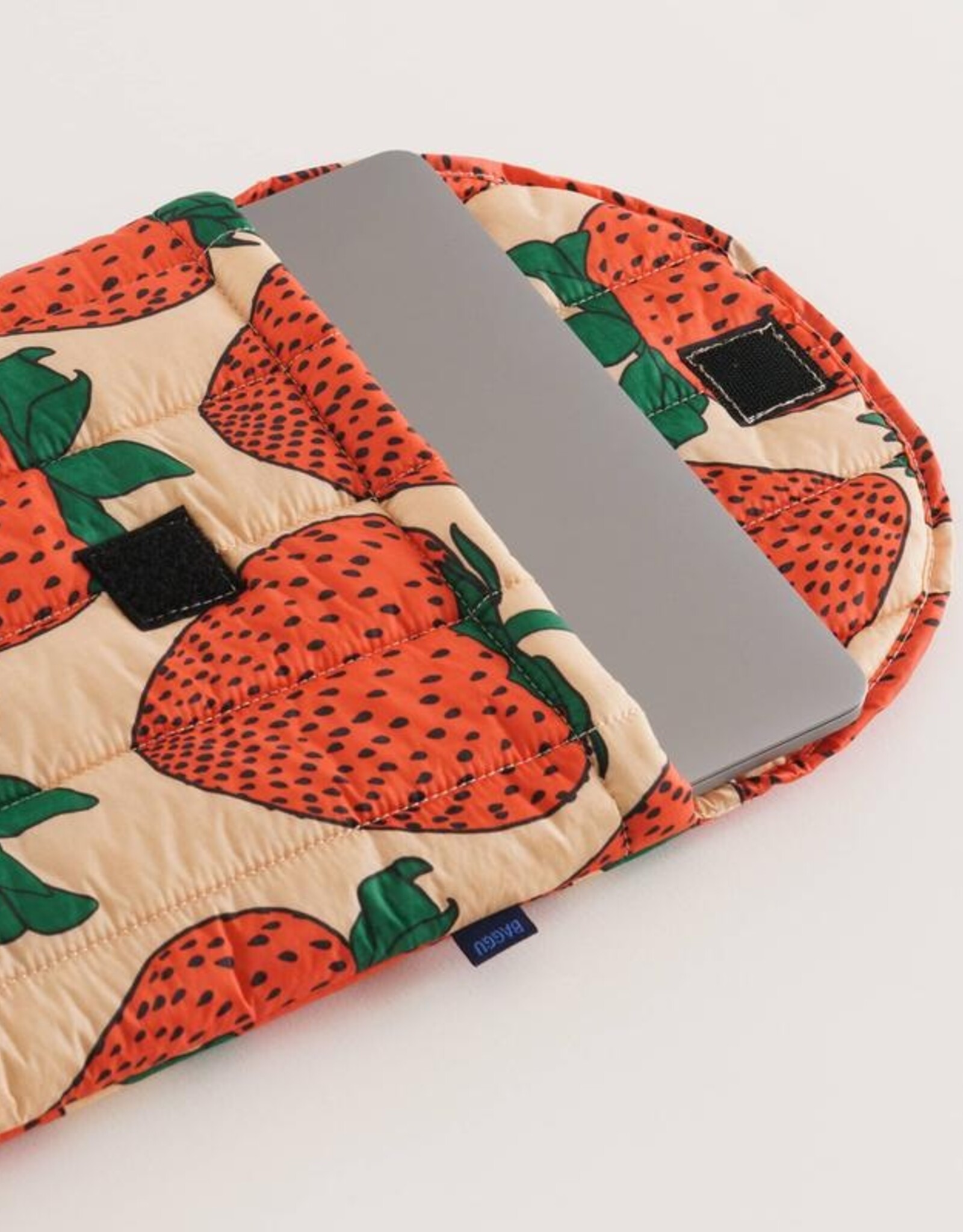 BAGGU Laptop Sleeve Puffy 16" - Strawberry