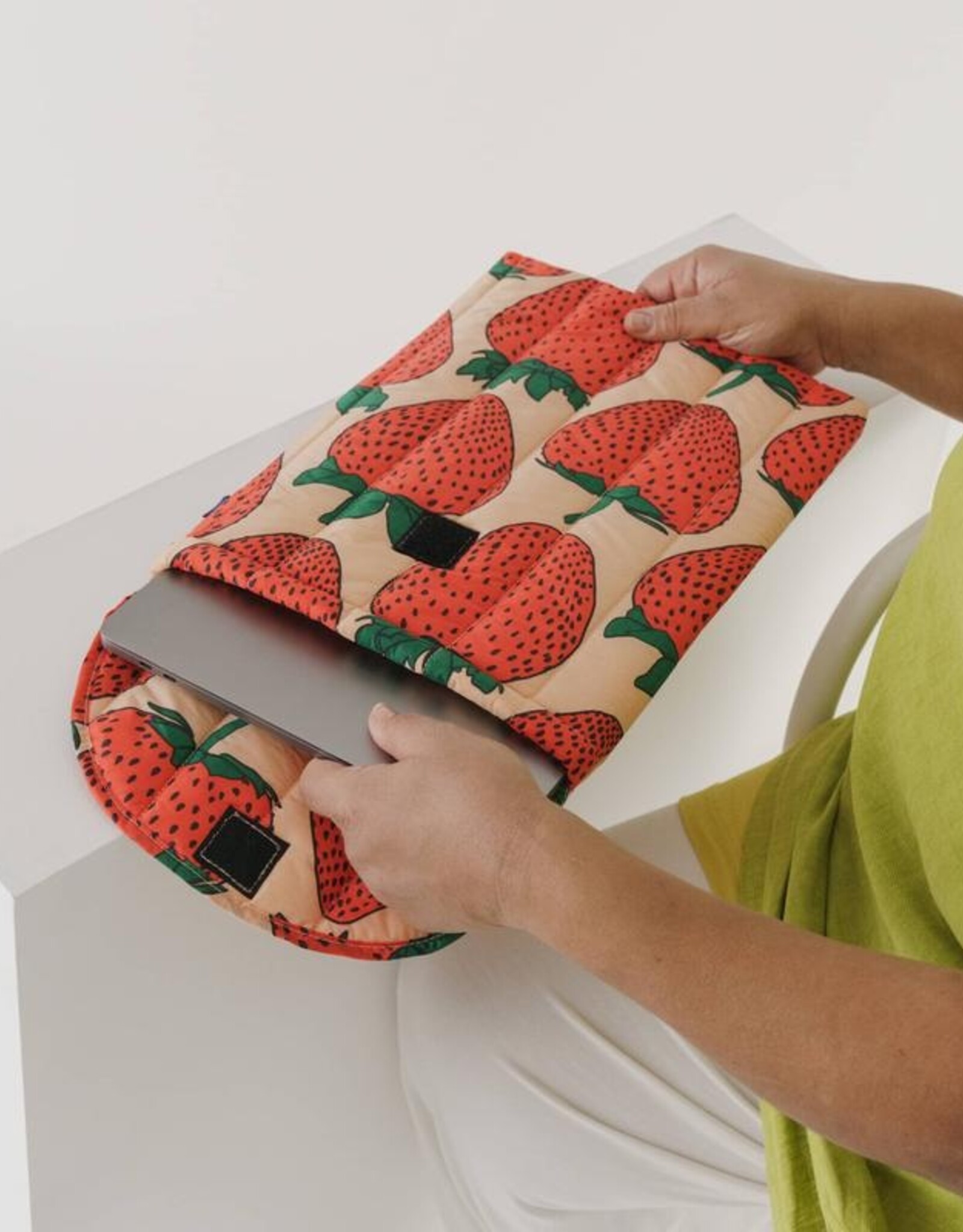 BAGGU Laptop Sleeve Puffy 16" - Strawberry