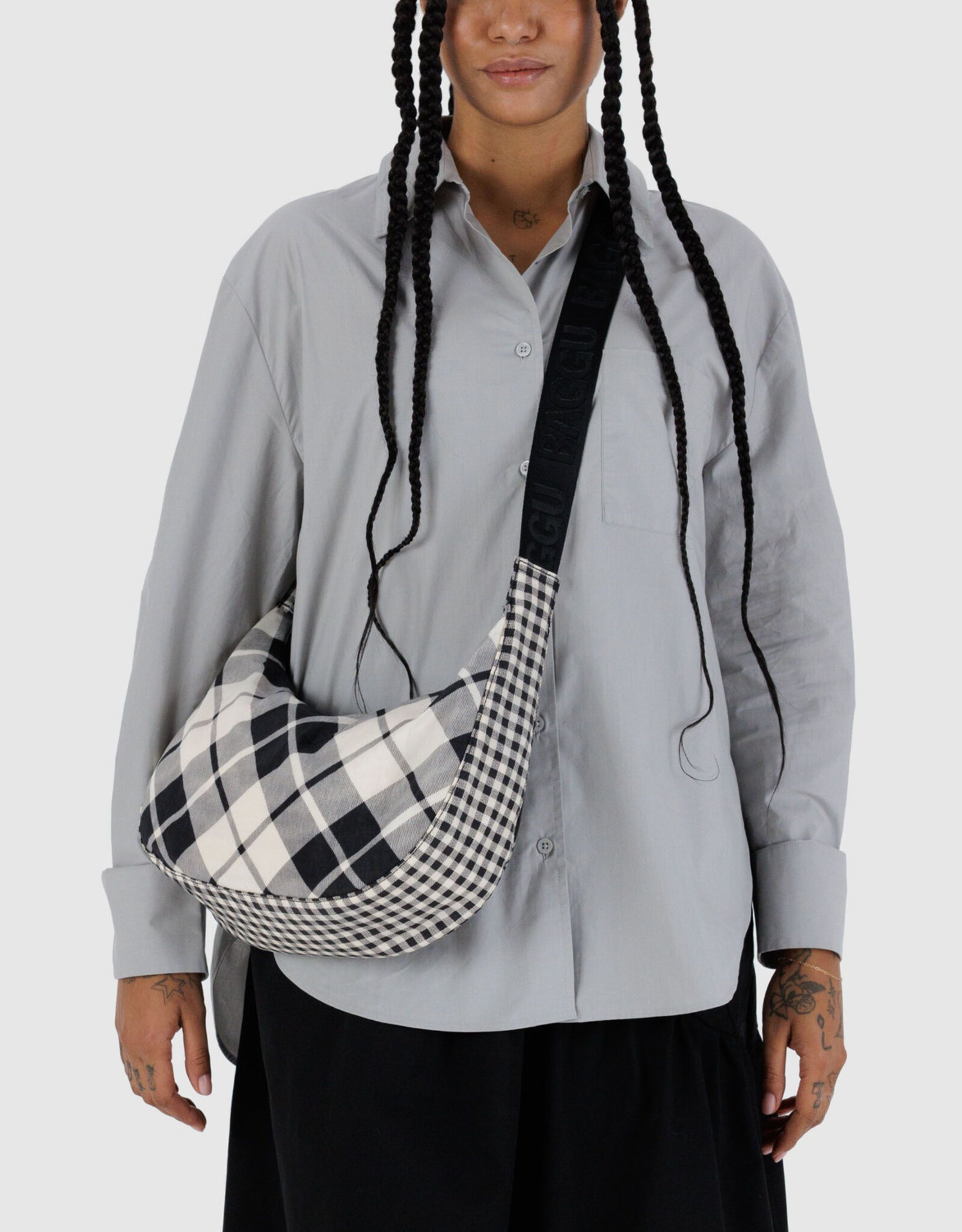 BAGGU Crescent Bag - Medium: Mixed Plaid