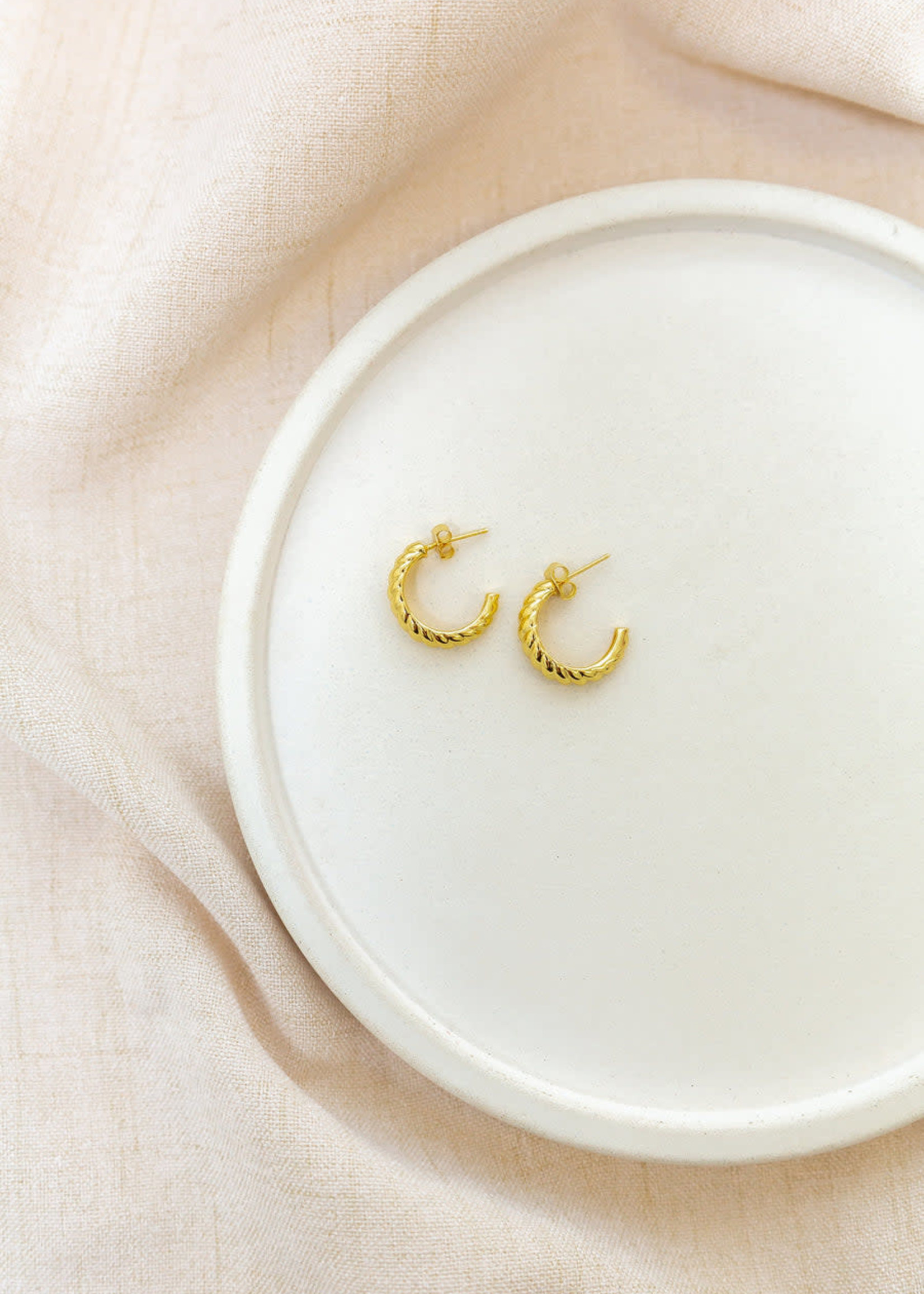 ELIZABETH. LYN Joni Hoops, 18K Gold Plated