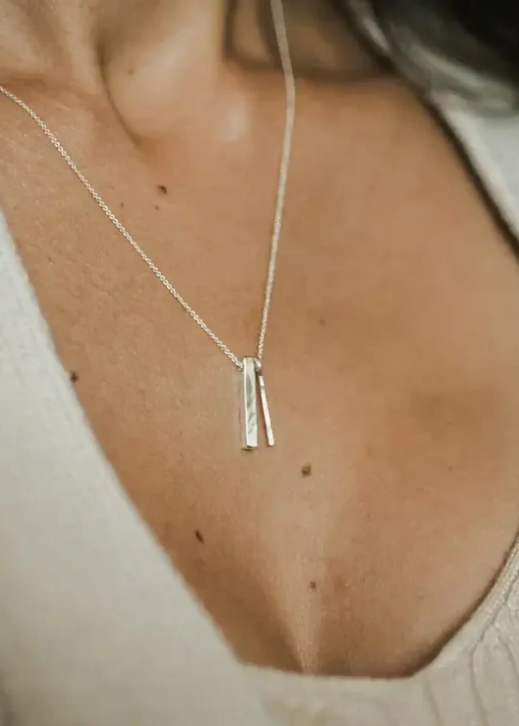 BECOMING JEWELRY Through thick + thin necklace - Silver + gold