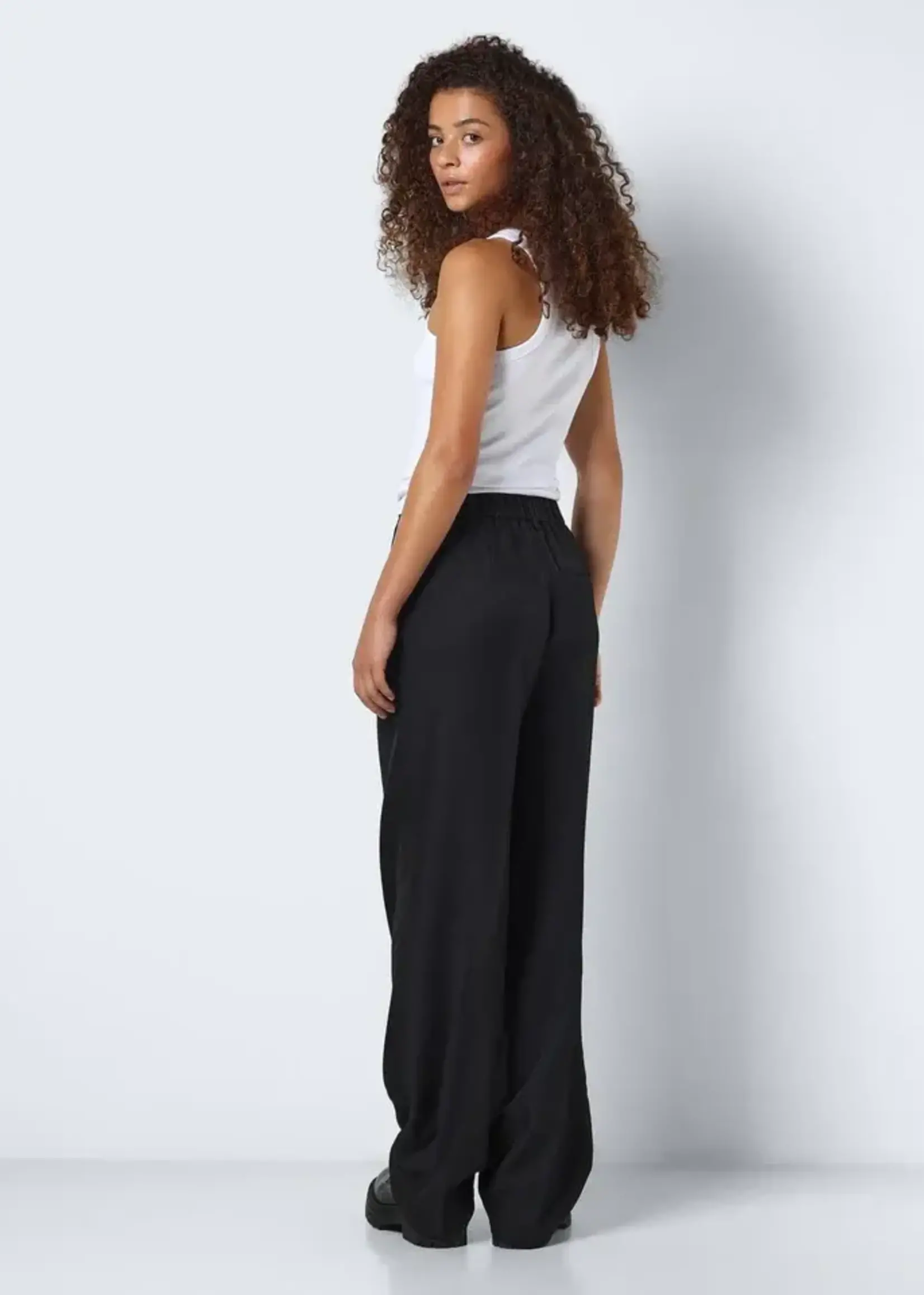 NOISY MAY Debbie Pant