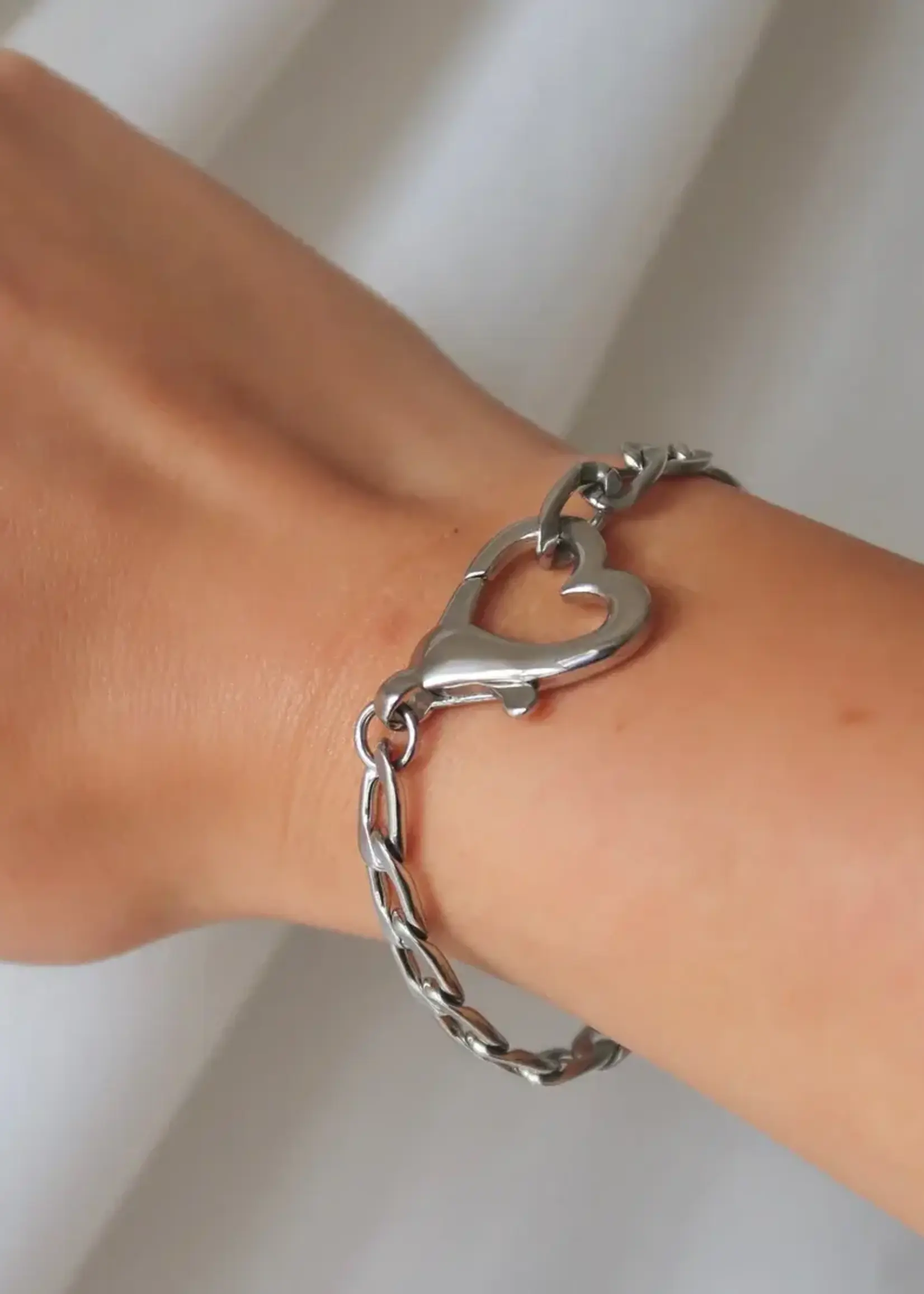 NAMASTE JEWELRY Saiba Heart Clasp Bracelet