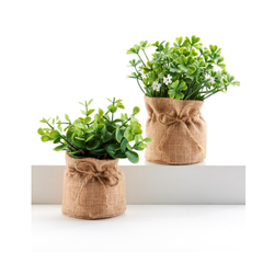 Plante verte artificielle dans pot de jute