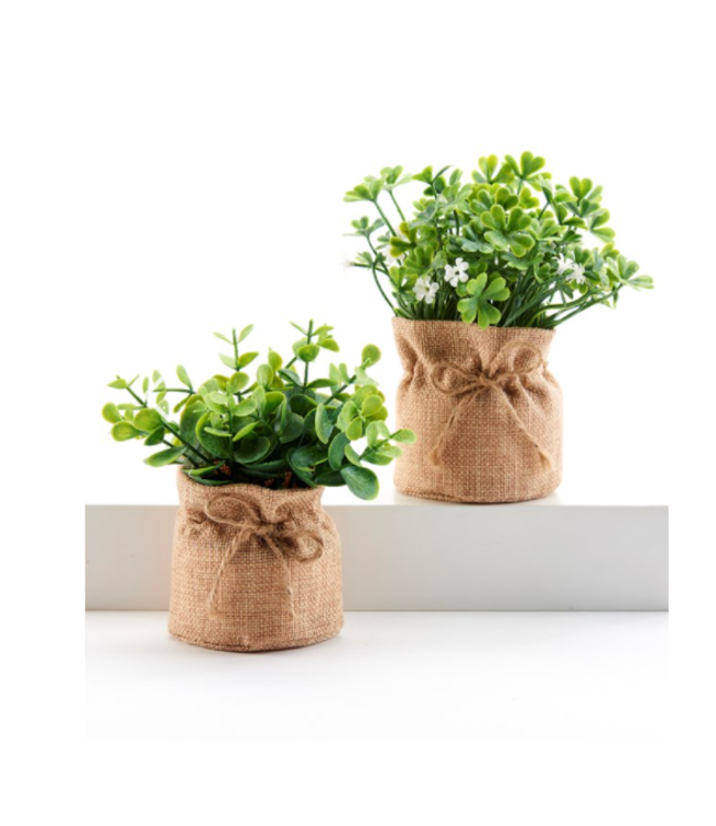 Plante verte artificielle dans pot de jute
