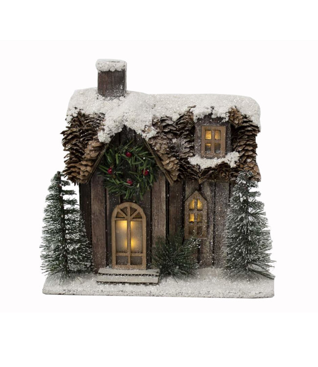 Maison en bois enneigée