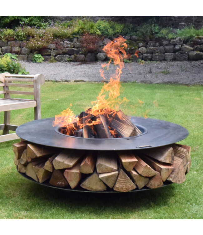 Foyer avec rangement pour bûches