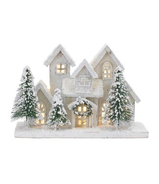 Maison blanche enneigée avec 3 sapins LED 12,5 x 8 po
