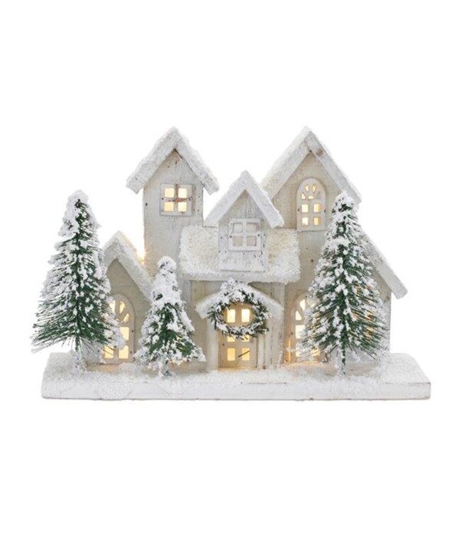 Maison blanche enneigée avec 3 sapins LED 12,5 x 8 po