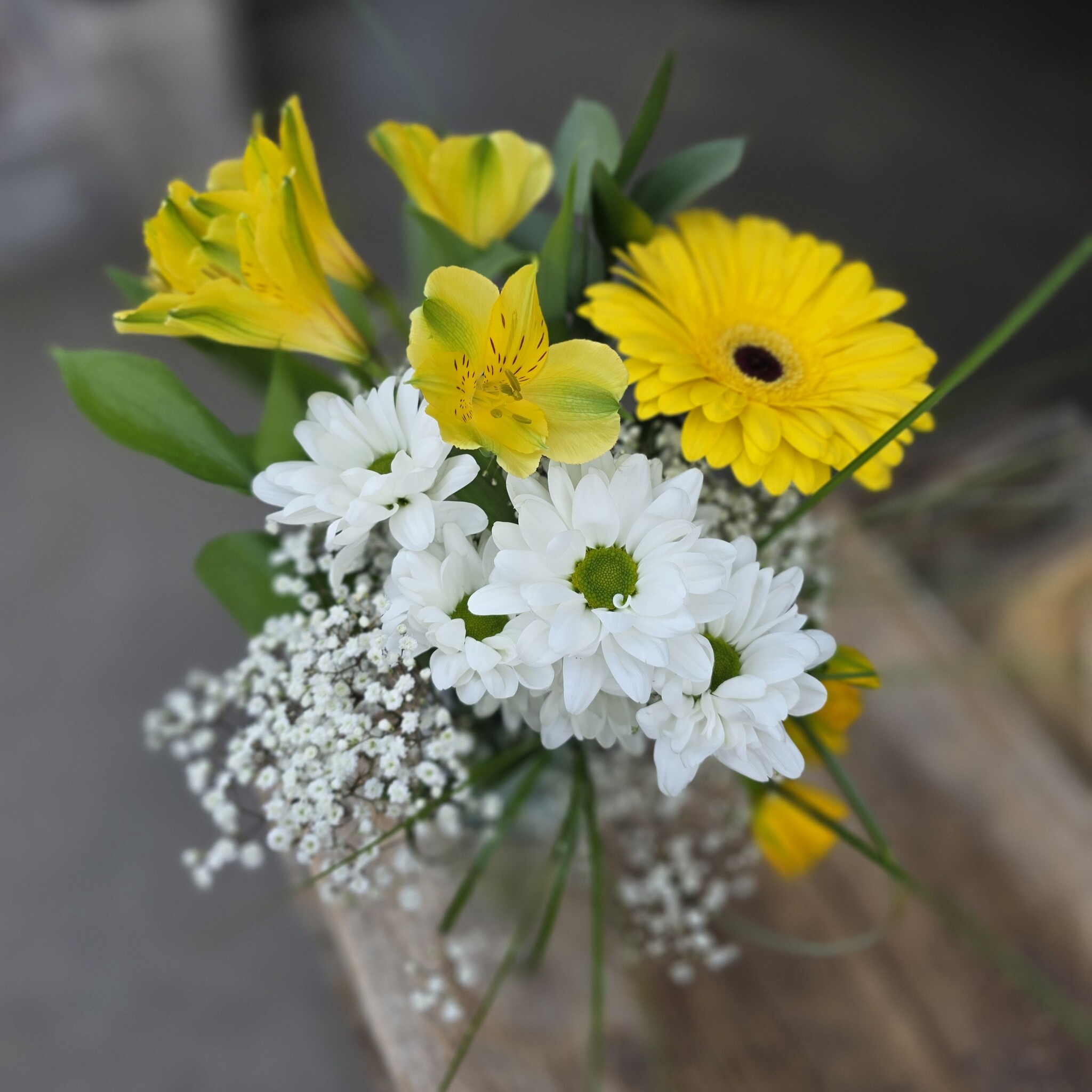 Composition florale fraîche et unique chaque semaine!