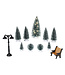 Ensemble sapins, luminaire et banc de parc