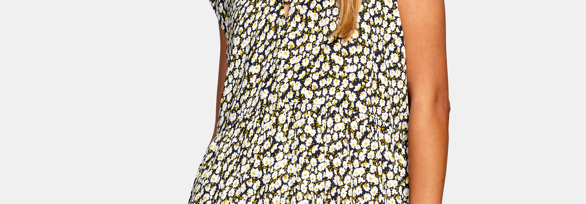 SHALLOW SLEEVELESS DRESS